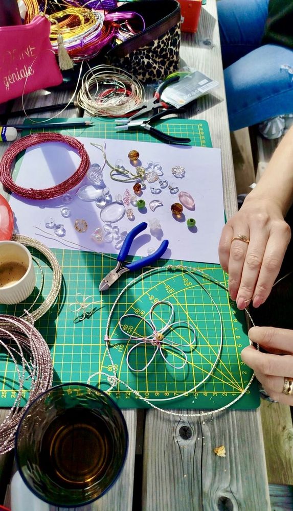 Atelier créatif à La Villana, création de bijoux en perles et fil