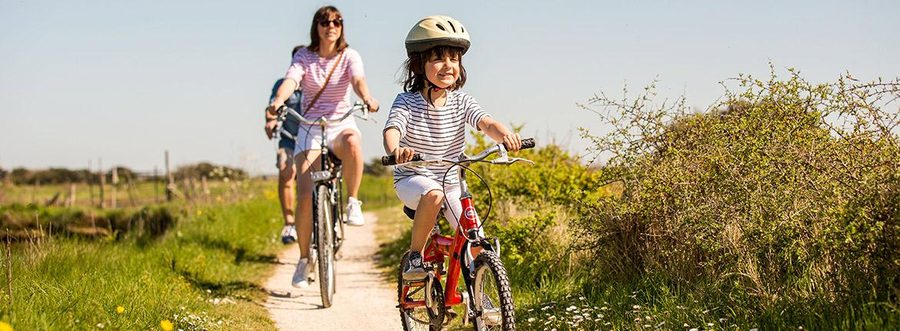 Balade à vélo en famille sur une piste cyclable en Vendée
