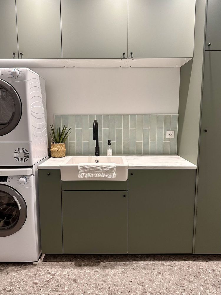 Buanderie équipée avec lave-linge et sèche-linge