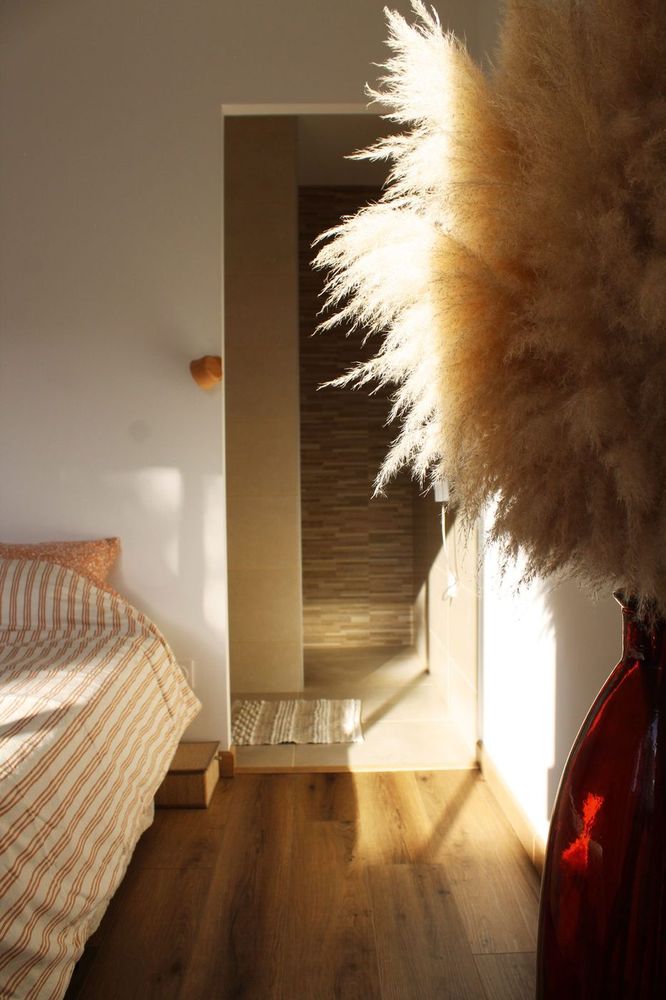 Chambre baignée de lumière dorée en fin de journée