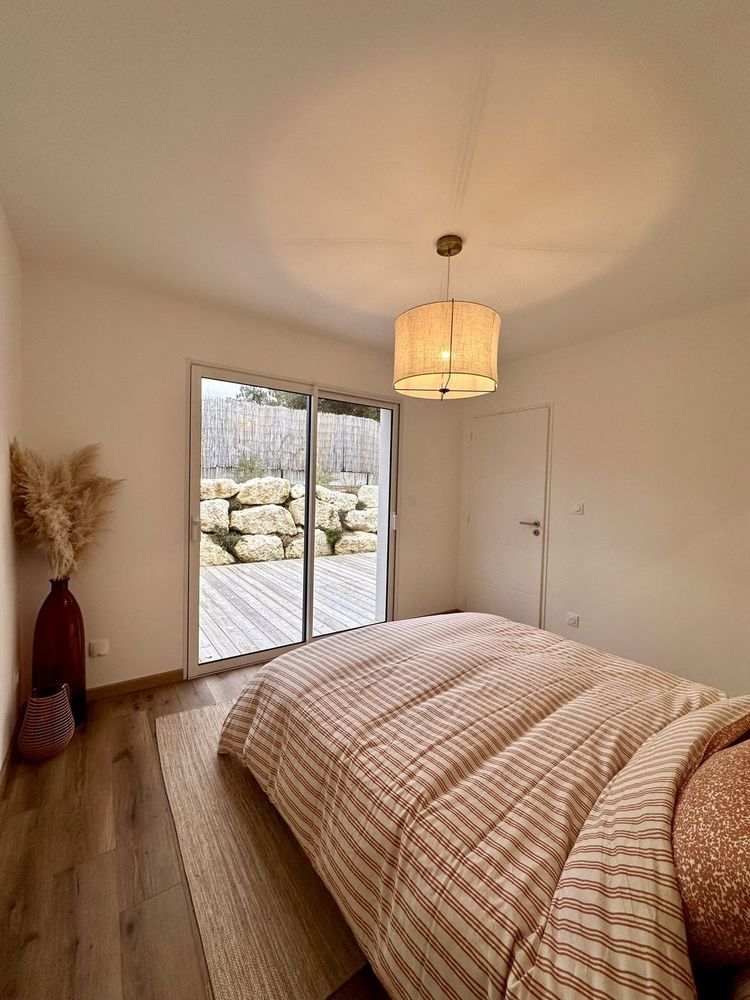 Chambre lumineuse avec accès direct à la terrasse