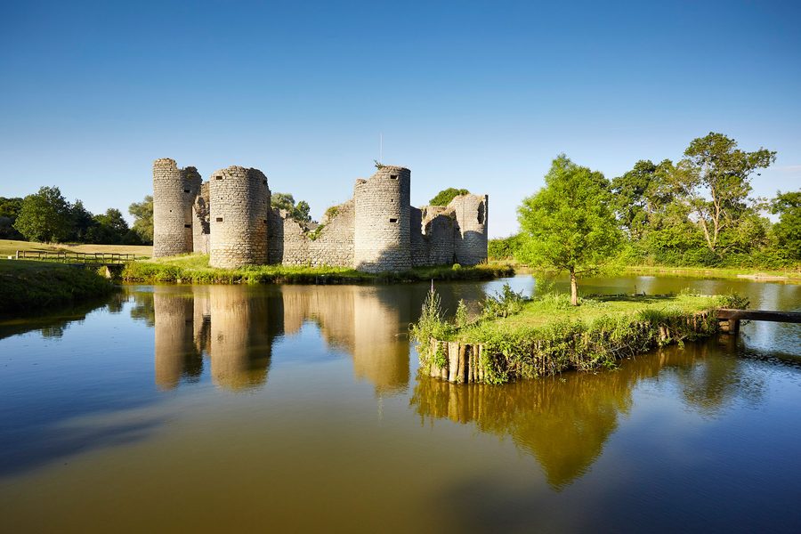 Ruines d'un château médiéval et ses douves en Vendée