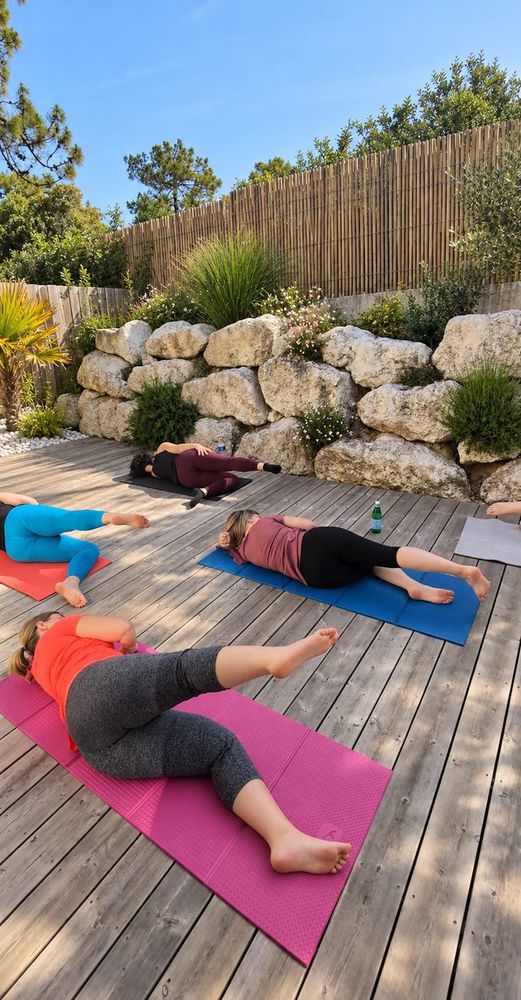 Cours de pilates en extérieur sur la terrasse de La Villana