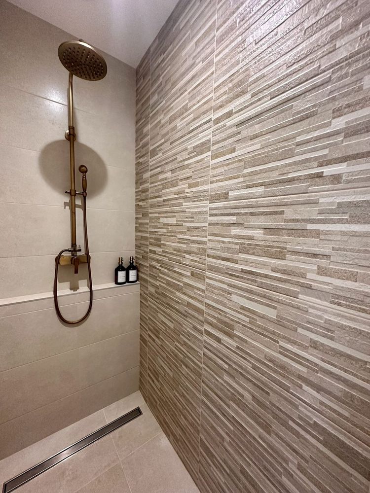 Douche à l'italienne avec mur en pierre naturelle