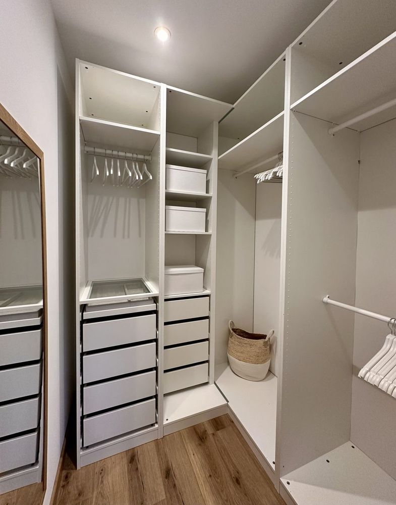 Dressing aménagé avec penderies et rangements