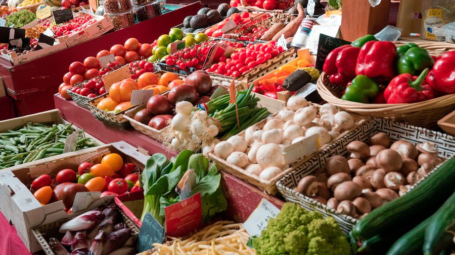 Étal de fruits et légumes frais sur un marché vendéen