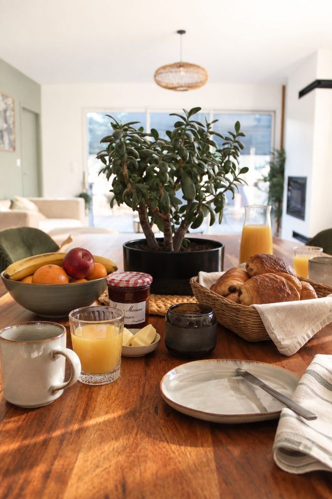 Petit-déjeuner avec viennoiseries et jus d'orange à La Villana