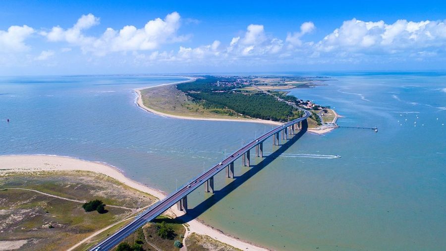 Vue aérienne du pont de l'île de Noirmoutier en Vendée