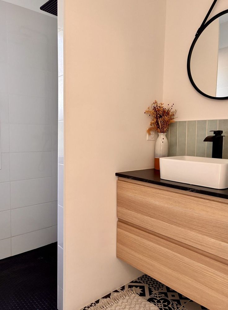 Salle de bain avec vasque et meuble en bois