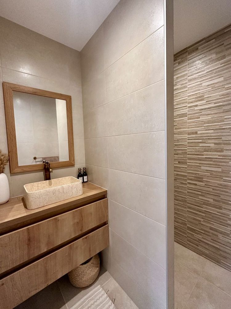 Salle de bain avec vasque, miroir bois et douche à l'italienne