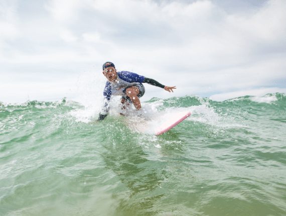 Surfeur sur une vague de la côte vendéenne