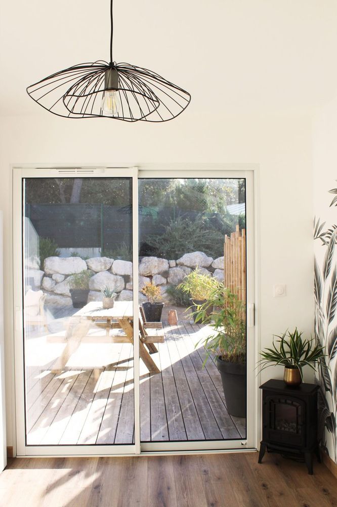 Suspension design près de l'accès à la terrasse
