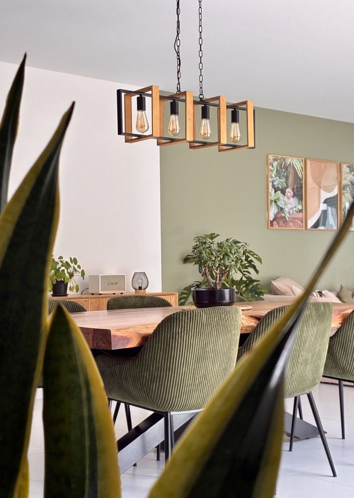 Suspension bois et métal au-dessus de la table à manger