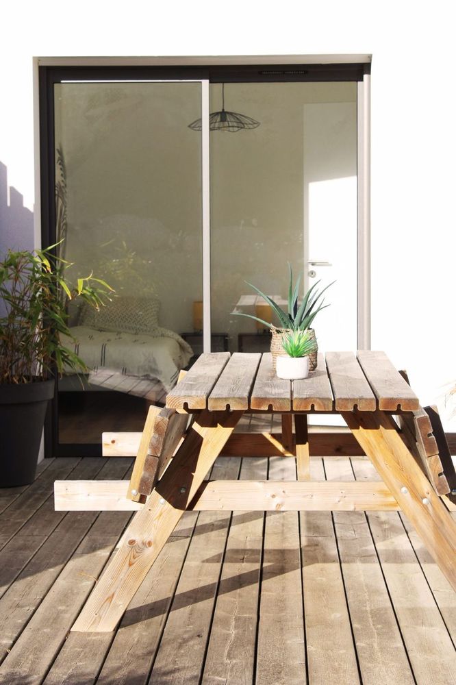 Table de pique-nique sur la terrasse en bois